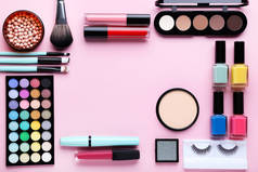粉红色背景的不同化妆化妆品