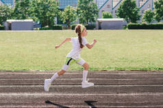 在一个阳光灿烂的夏夜慢跑的女孩，躺在跑步机、体育场、体能训练上，回到学校，累了.