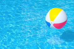 在游泳池中漂浮的充气球