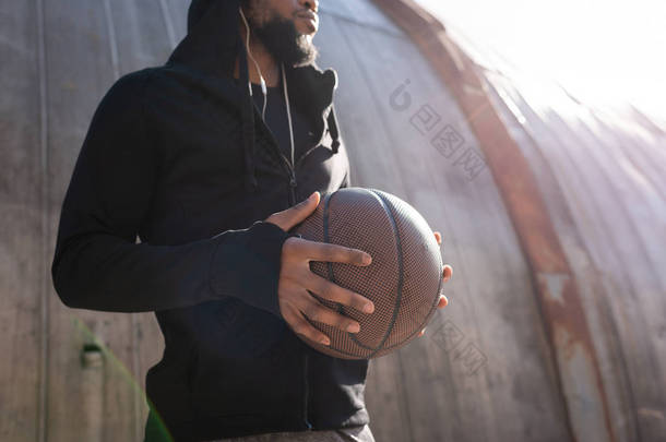 美国黑人男子在街上举行篮球球拍摄