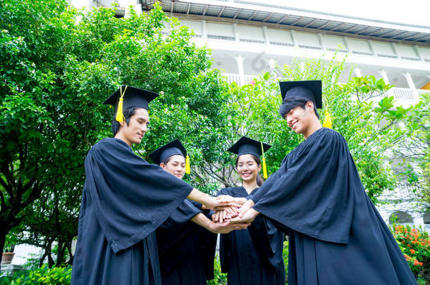 大学毕业生在毕业典礼上的成功，祝贺大学毕业生