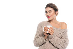 穿着时髦针织毛衣的快乐女人，手里拿着一杯与白色隔离的茶