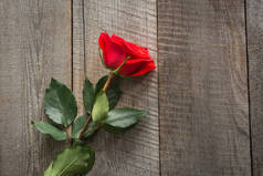 情人节贺卡。在木板上的红玫瑰。关闭。顶视图.