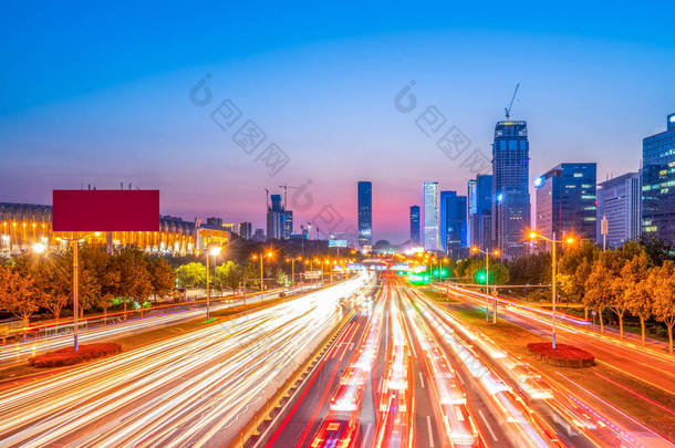 济南城市道路夜景与模糊车灯