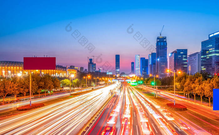 济南城市道路夜景与模糊车灯