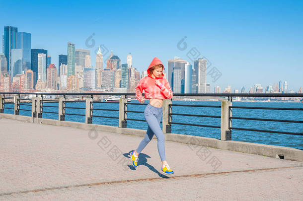 健康的生活方式。女人在纽约跑步。健身运动赛跑者在城市慢跑