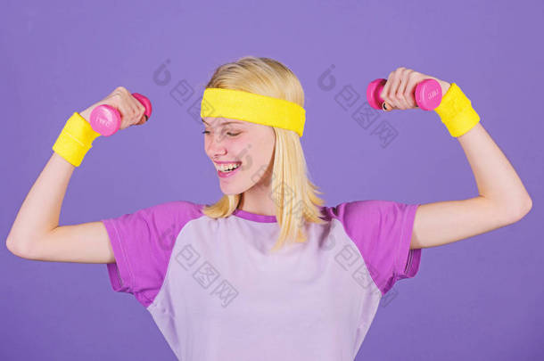 妇女锻炼与<strong>哑铃</strong>。简单的练习与<strong>哑铃</strong>。用<strong>哑铃</strong>锻炼。二头肌练习的妇女与一步一步的指导。抱着<strong>哑铃</strong>的女孩戴着腕带。复古运动理念