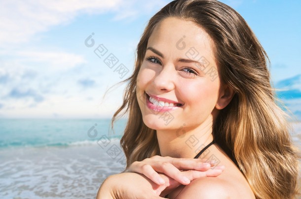 女人在海边摆姿势 