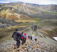 在山里徒步旅行者集团。冰岛景观-观惊人谷国家公园 Landmannalaugar   