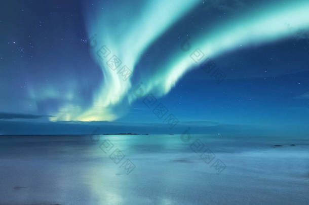 罗弗敦群岛上的北极极光, <strong>挪</strong>威。绿色的北极光在海洋之上。夜空中的极地灯光。夜间冬季景观与极光和倒影在水面上。自然背景在<strong>挪</strong>威