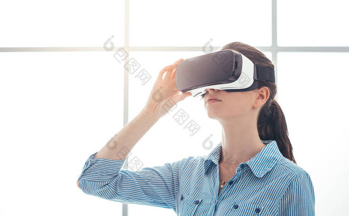 女人穿着 Vr 耳机 