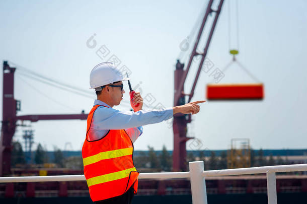 装卸工、装货船长、船长或负责指挥船上工作的主管