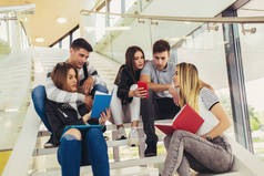 大学生活学生们在图书馆学习。年轻人是 