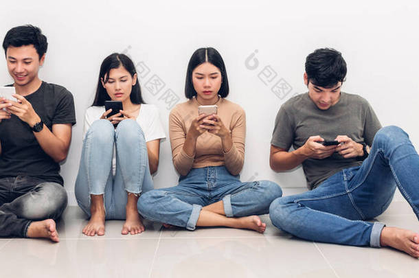 小组的朋友坐轻松使用的技术, 智能手机检查社会应用与复制空间背景. 沟通理念