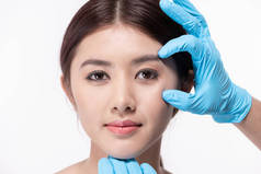 手术概念。亚洲美女做面部手术。中。