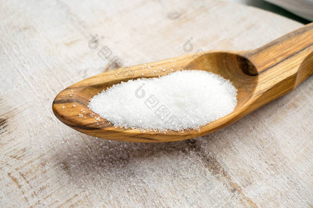 人造甜味剂和糖代用品在木勺。天然合成 sugarfree 食品添加剂: 山梨醇、果糖、蜂蜜、三氯蔗糖、阿斯巴甜