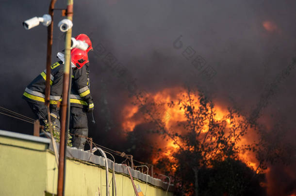 消防队员<strong>在</strong>行动中扑灭强大的火回收公司, 波兰, szczecin