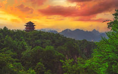 位于中国张家界的阿凡达山自然公园，中国传统建筑塔寺矗立在一座山顶上，俯瞰着天子山脉令人惊叹的石柱