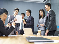 一支由亚洲企业高管组成的团队, 在办公室工作的男女员工.