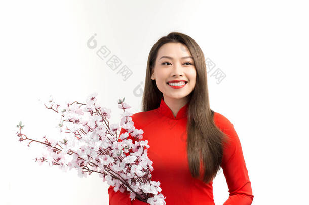 农历新年快乐。 美丽的亚洲女人，带着<strong>祝贺</strong>的手势