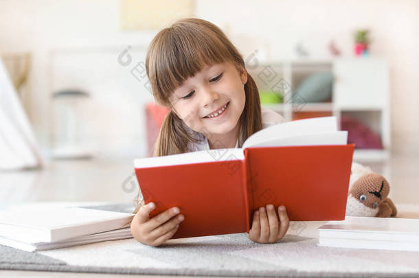 可爱的小女孩在家里看书