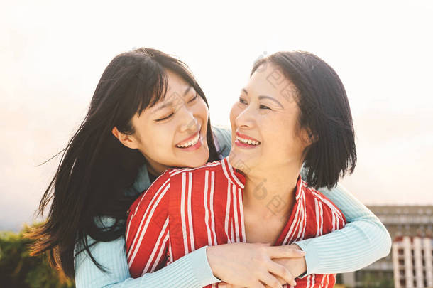 快乐的亚洲母亲和女儿在户外玩得开心- -中国家庭的人在户外共度时光- -爱、关系和为人<strong>父母</strong>的生活方式的概念
