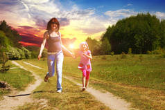 母亲和女儿手牵手, 在乡村公路上奔跑, 森林在背水一战, 天空与日落