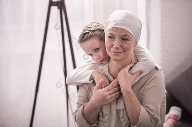 可爱的<strong>小孩</strong>子拥抱<strong>生病</strong>的祖母在手帕