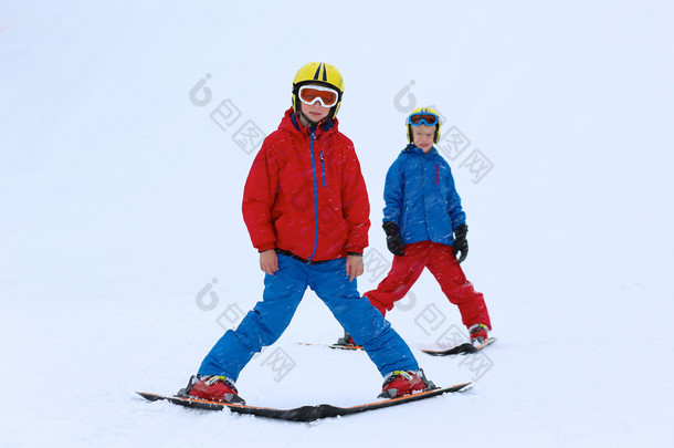 两个男孩在滑雪胜地玩