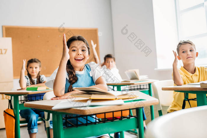 小组学生举手回答问题在课上