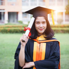 年轻的亚洲女大学毕业生在毕业典礼上获得大学学位证书后，与朋友一起欢庆和快乐。恭喜毕业典礼.