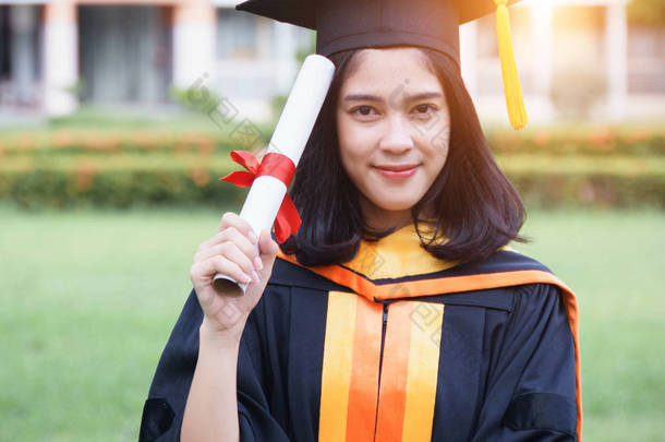 年轻的亚洲女大学<strong>毕业生</strong>在毕业典礼上获得大学学位证书后，与朋友一起欢庆和快乐。恭喜毕业典礼.