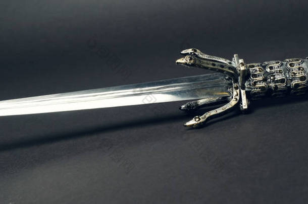 黑色背景金属剑 