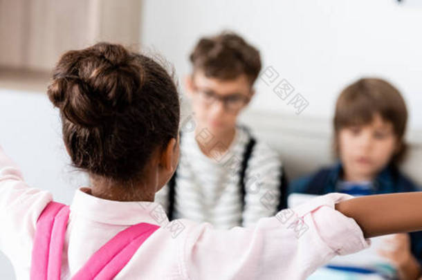 非洲裔美国女学生站在教室朋友家旁边的横向形象 