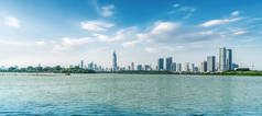 南京湖公园与城市建筑景观天际线