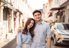 幸福的年轻亚洲夫妇在爱有一个美好的时光