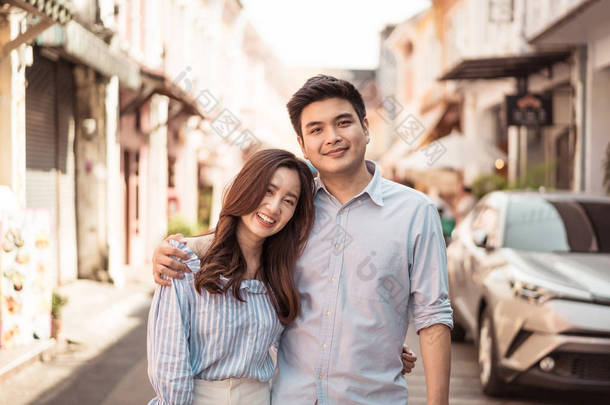幸福的年轻亚洲夫妇在爱有一个美好的时光