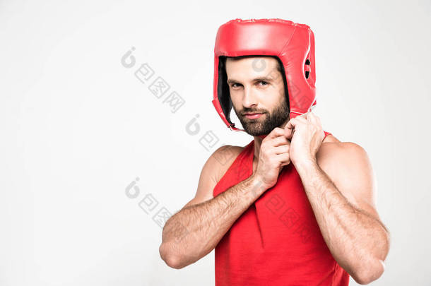 英俊的运动员在红色复古头盔, 孤立的白色