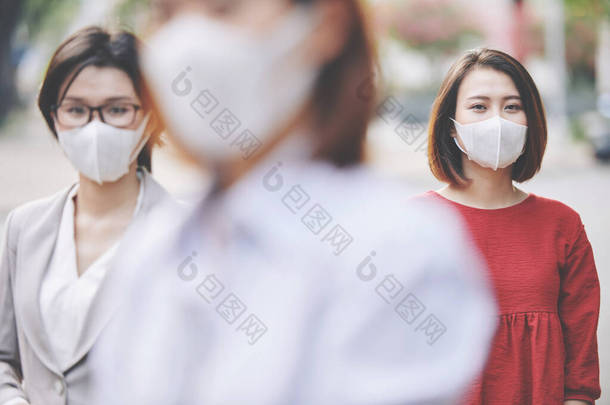 科罗纳韦勒斯疫情爆发期间戴口罩的亚洲人