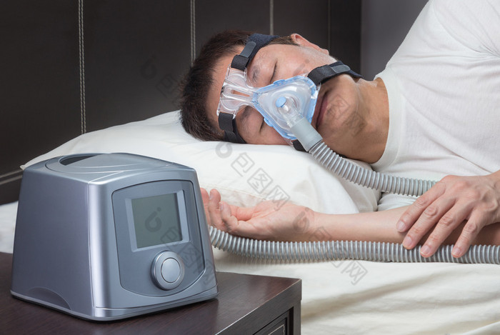 亚洲人与睡眠呼吸暂停使用 Cpap 机 呼吸机