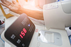 检查血压在医院用数字设备 