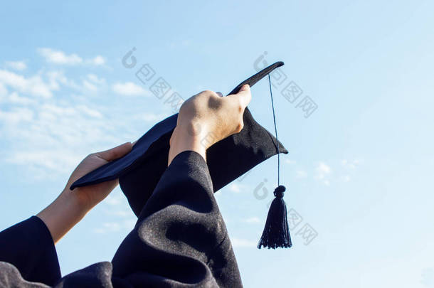 毕业典礼上, 在她的手, 以帽庆祝, 感到如此自豪和快乐