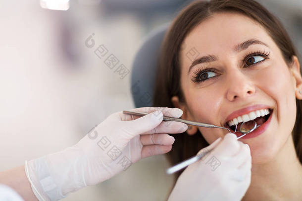牙医检查牙齿的妇女