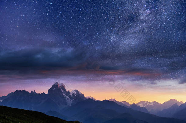 梦幻般的星空。秋天的<strong>风景</strong>和白<strong>雪</strong>皑皑的山峰。主要的高加索脊。山视图从山 Ushba 迈尔, 佐治亚。欧洲.