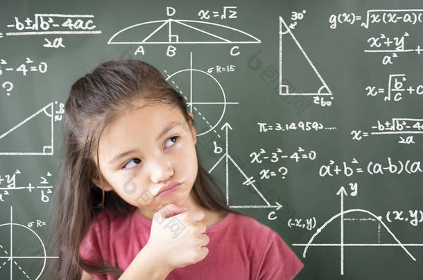 小女孩思考数学问题