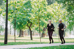 运动成熟的运动员和女运动员一起在公园里慢跑