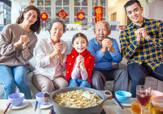 快乐的亚洲家庭在家里共进晚餐和庆祝中国新年