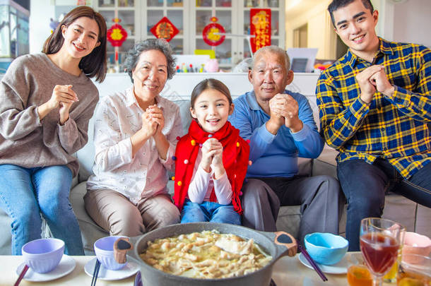 <strong>快乐</strong>的亚洲家庭在家里共进晚餐和庆祝中国新年