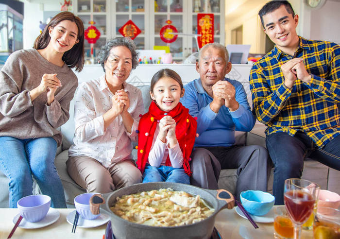 快乐的亚洲家庭在家里共进晚餐和庆祝中国新年