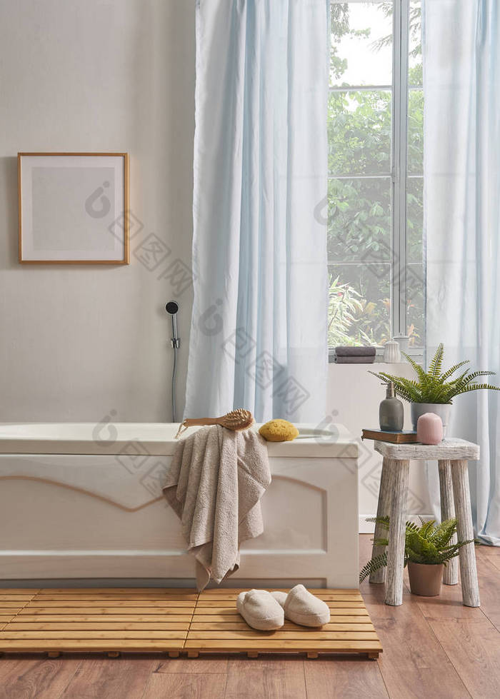 现代化的浴室和浴缸细节与木湿地板装饰浴室